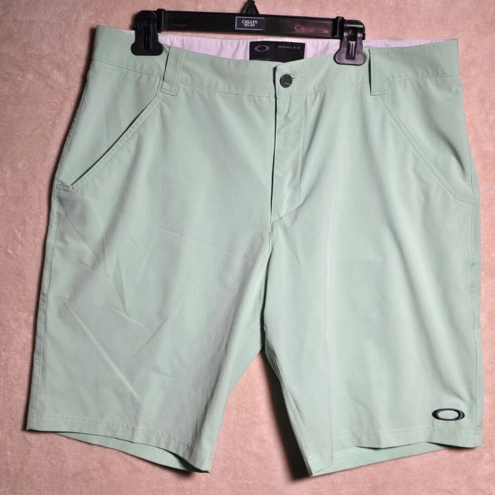Oakley‎ Men’s Performance Golf Shorts Mint Green Flat Front Size 36W. 473